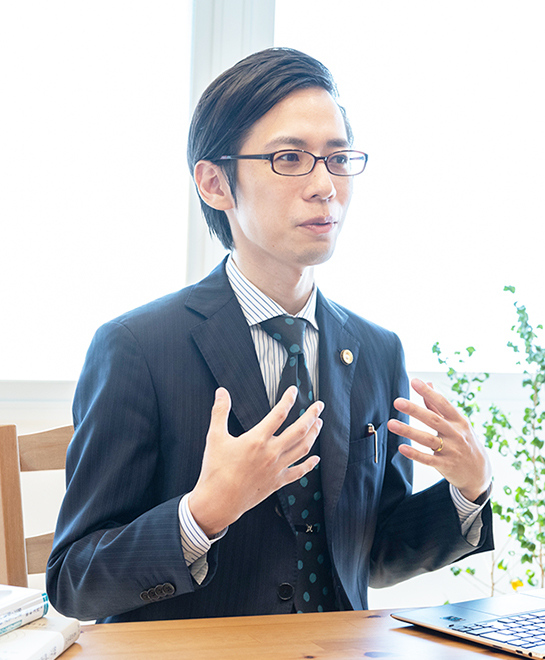 費用を抑えるために自分たちで書類を作成する方も増えていますが、そうした方法でも問題ないのでしょうか。